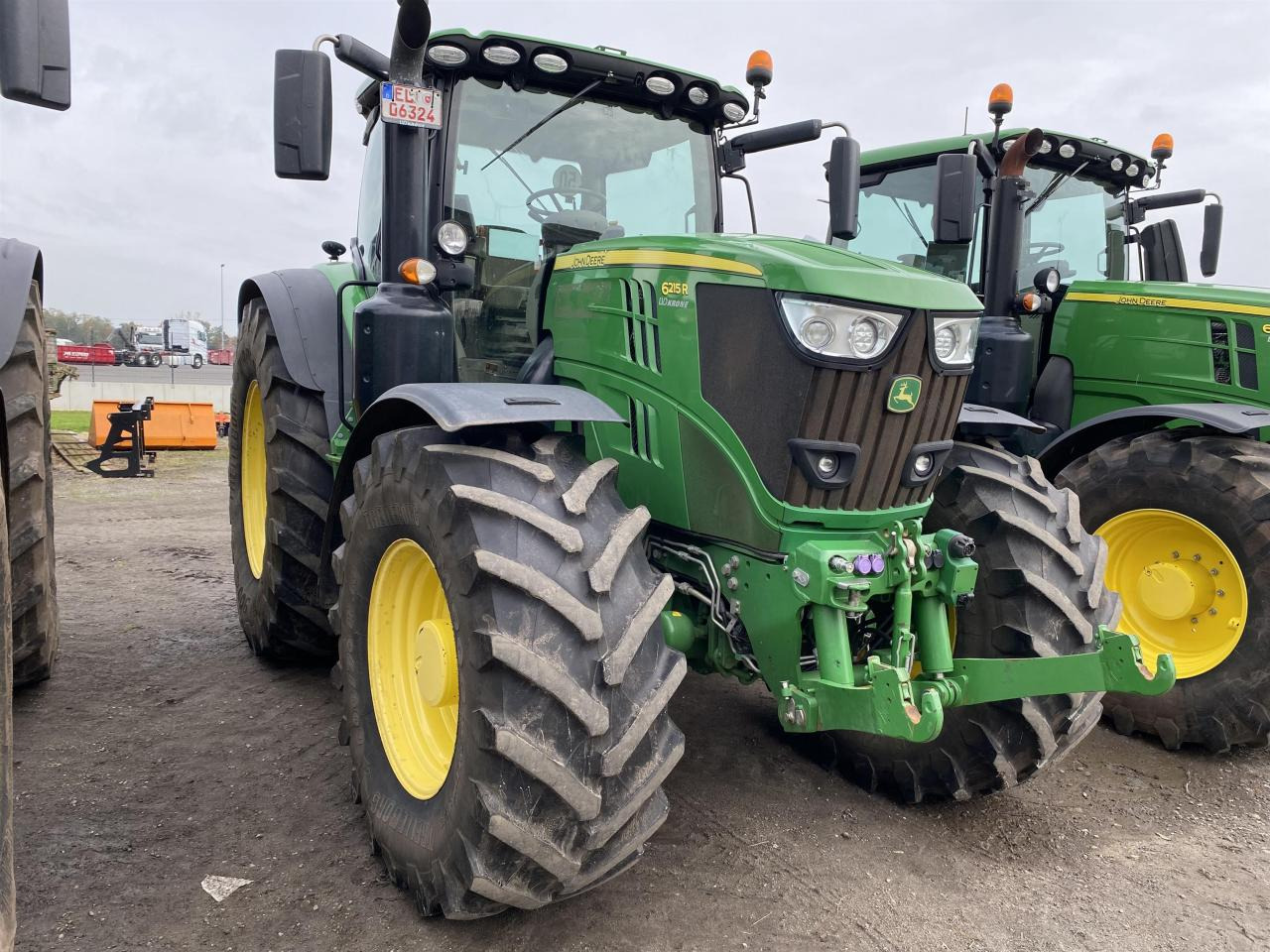 John Deere 6215R - טרקטור חקלאי: תמונה 1 John Deere 6215R - טרקטור חקלאי: תמונה 1