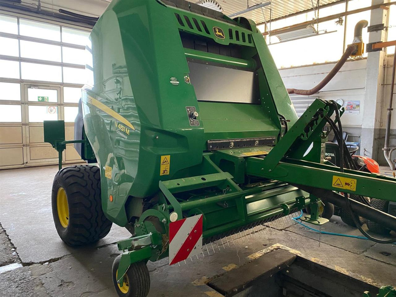 John Deere V451M MaxiCut 13 - מכונת צרור עגולה: תמונה 2 John Deere V451M MaxiCut 13 - מכונת צרור עגולה: תמונה 2