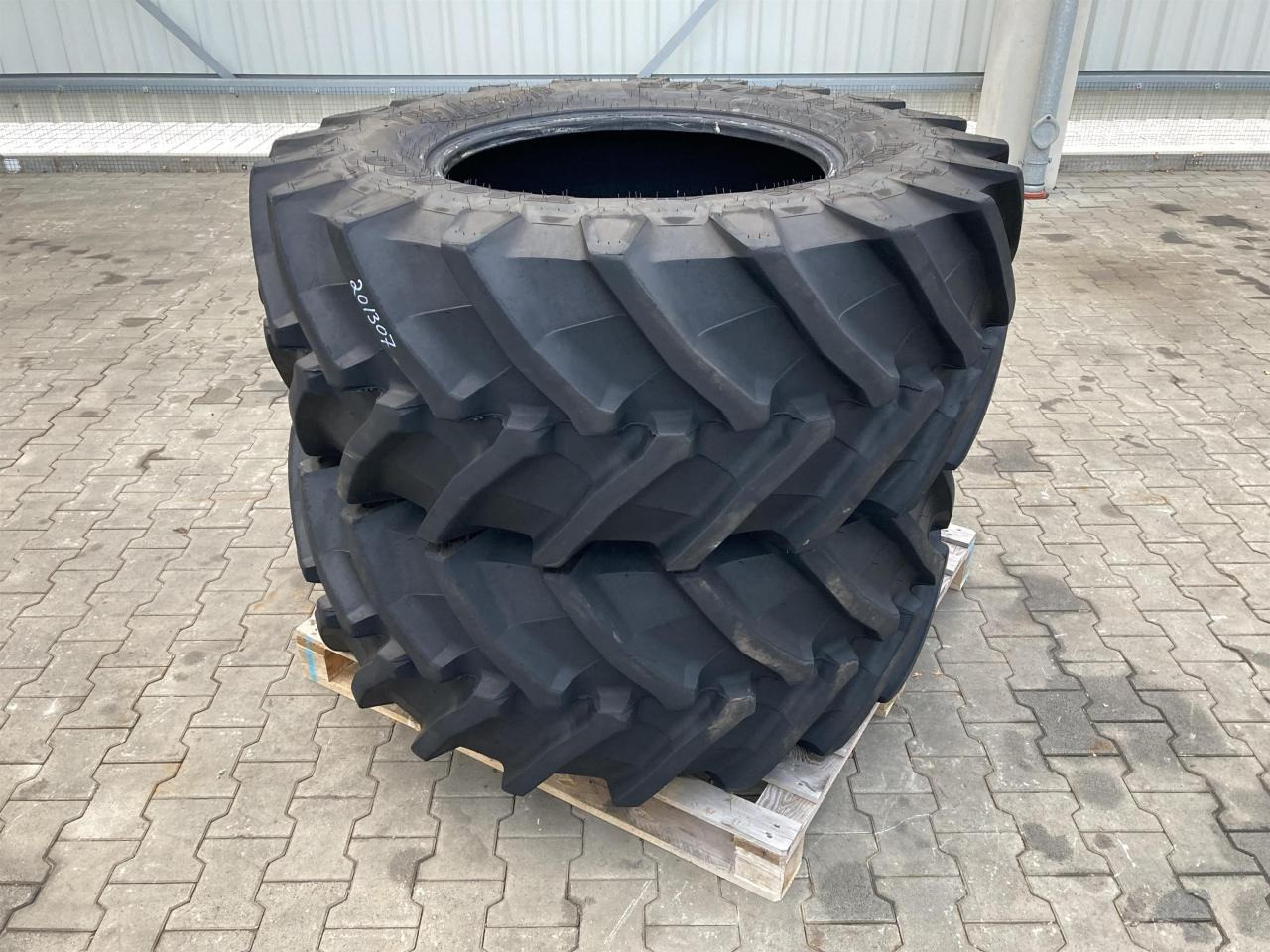 Trelleborg 540/65R28 - צמיג עבור מכונה חקלאית: תמונה 1 Trelleborg 540/65R28 - צמיג עבור מכונה חקלאית: תמונה 1