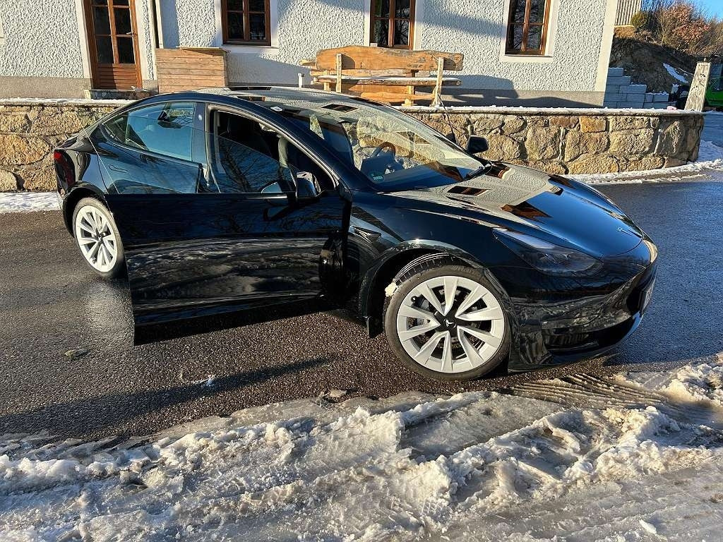 Tesla Model 3 Long Range - מכונית: תמונה 2 Tesla Model 3 Long Range - מכונית: תמונה 2