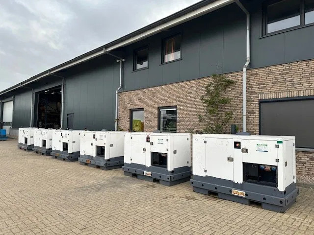 Iveco FPT F32 AM1A Leroy Somer 32 kVA Silent generatorset 297 hours ! - ערכת גנרטורים: תמונה 4 Iveco FPT F32 AM1A Leroy Somer 32 kVA Silent generatorset 297 hours ! - ערכת גנרטורים: תמונה 4