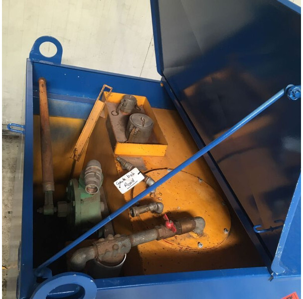 Kiwa IBC Elzinga Machinefabriek 1000 liter IBC Dieseltank met handpomp - מכל אחסון: תמונה 3 Kiwa IBC Elzinga Machinefabriek 1000 liter IBC Dieseltank met handpomp - מכל אחסון: תמונה 3