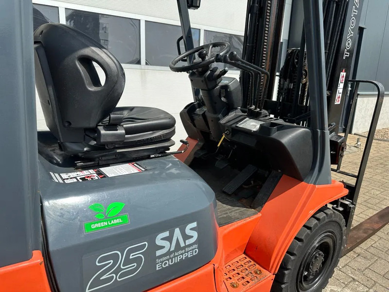 Toyota 2.5 ton Triplex Freelift Sideshift LPG Heftruck - מלגזת LPG: תמונה 5 Toyota 2.5 ton Triplex Freelift Sideshift LPG Heftruck - מלגזת LPG: תמונה 5