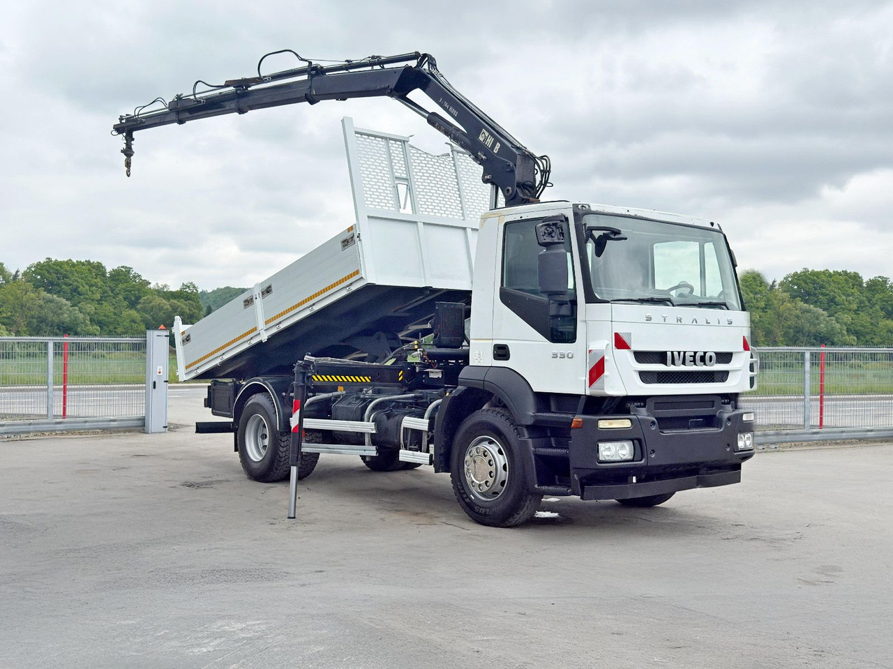 Iveco STRALIS 330 *HIAB 144 BS-3 HIDUO* TOPZUSTAND - מזהיר, משאית מנוף: תמונה 2 Iveco STRALIS 330 *HIAB 144 BS-3 HIDUO* TOPZUSTAND - מזהיר, משאית מנוף: תמונה 2