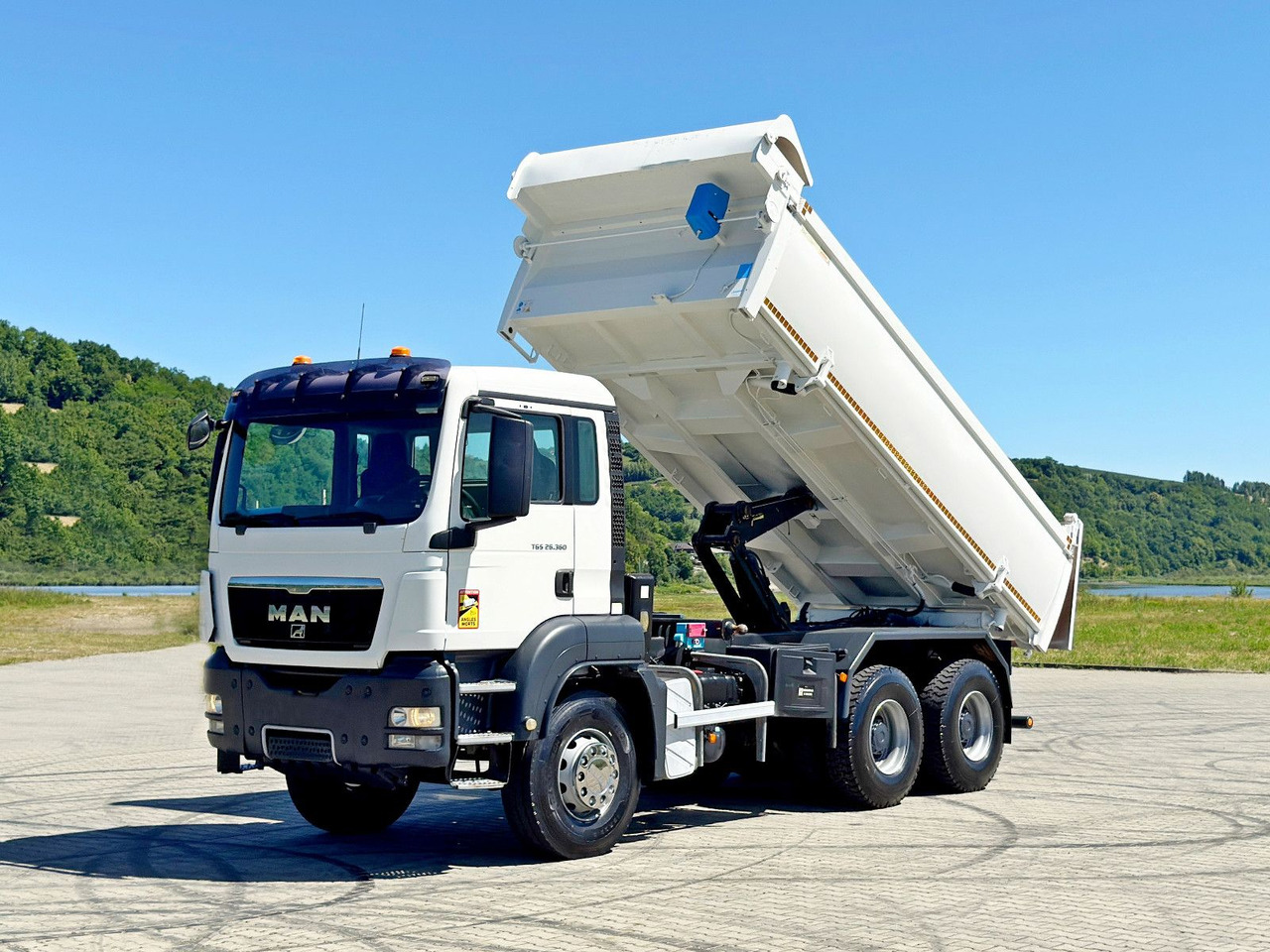 MAN TGS 26.360 Kipper 5,20 m + BORDMATIC / 6x4 - מזהיר, משאית מנוף: תמונה 2 MAN TGS 26.360 Kipper 5,20 m + BORDMATIC / 6x4 - מזהיר, משאית מנוף: תמונה 2