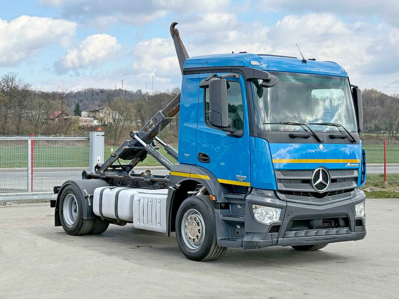 Mercedes-Benz ANTOS 1833 Abrollkipper * Top Zustand! - משאית הרמת וו: תמונה 1 Mercedes-Benz ANTOS 1833 Abrollkipper * Top Zustand! - משאית הרמת וו: תמונה 1