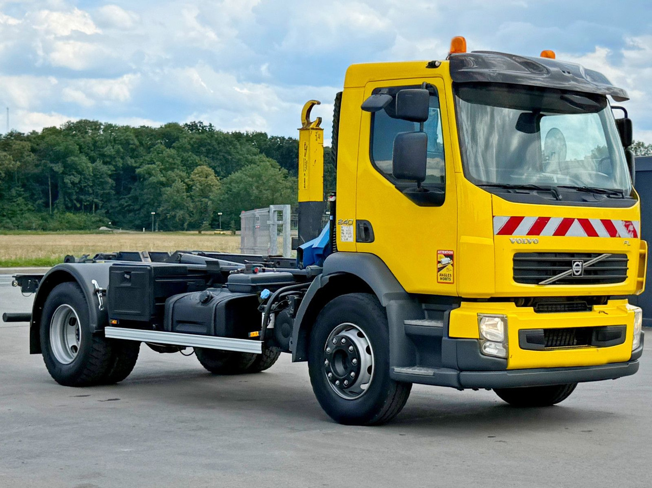 Volvo FL 240 * Abrollkipper * HMF 270 K2 * TOPZUSTAND - משאית הרמת וו: תמונה 3 Volvo FL 240 * Abrollkipper * HMF 270 K2 * TOPZUSTAND - משאית הרמת וו: תמונה 3
