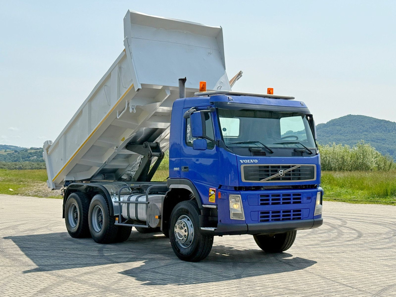 Volvo FM 380 Kipper 5,20 m + BORDMATIC / 6x4 - מזהיר, משאית מנוף: תמונה 1 Volvo FM 380 Kipper 5,20 m + BORDMATIC / 6x4 - מזהיר, משאית מנוף: תמונה 1