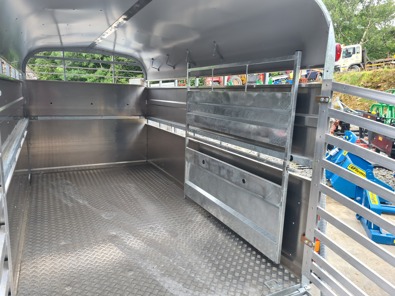 12 x 6 Nugent Livestock Trailer - קרון נגרר להובלת בעלי חיים: תמונה 3 12 x 6 Nugent Livestock Trailer - קרון נגרר להובלת בעלי חיים: תמונה 3