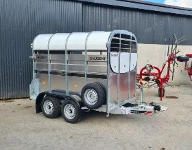 8 x 5 Nugent Livestock Trailer - קרון נגרר להובלת בעלי חיים: תמונה 1 8 x 5 Nugent Livestock Trailer - קרון נגרר להובלת בעלי חיים: תמונה 1