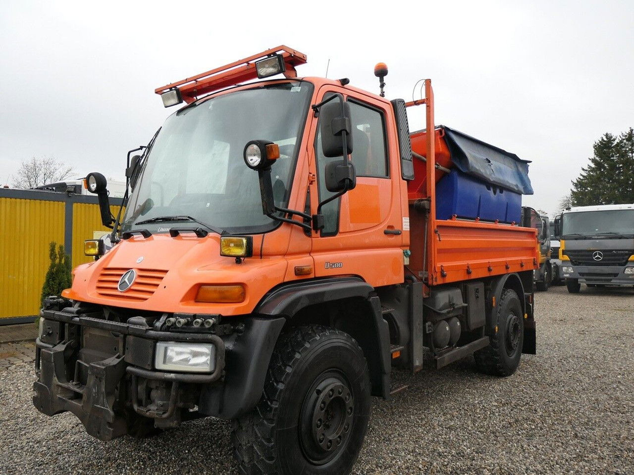 Mercedes-Benz Unimog U500 - מפלסת שלג: תמונה 1 Mercedes-Benz Unimog U500 - מפלסת שלג: תמונה 1