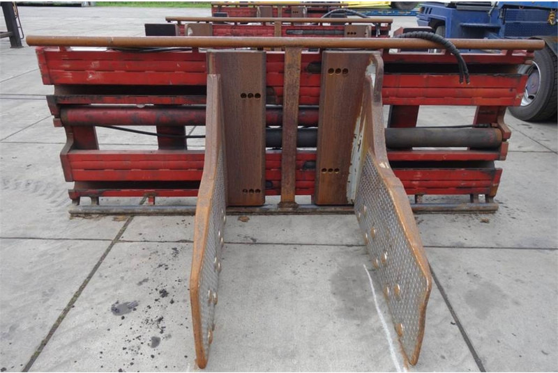 Kalmar DCG80-45ED5 - מפעיל מכולות: תמונה 1 Kalmar DCG80-45ED5 - מפעיל מכולות: תמונה 1