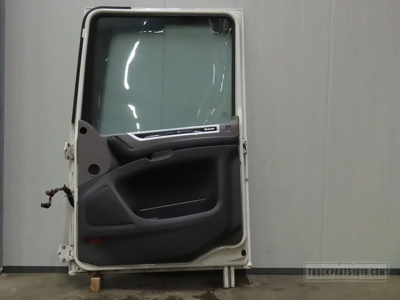 DAF Body & Chassis Parts Portier Re. DAF XF 106 - דלת וחלקים עבור משאית: תמונה 2 DAF Body & Chassis Parts Portier Re. DAF XF 106 - דלת וחלקים עבור משאית: תמונה 2