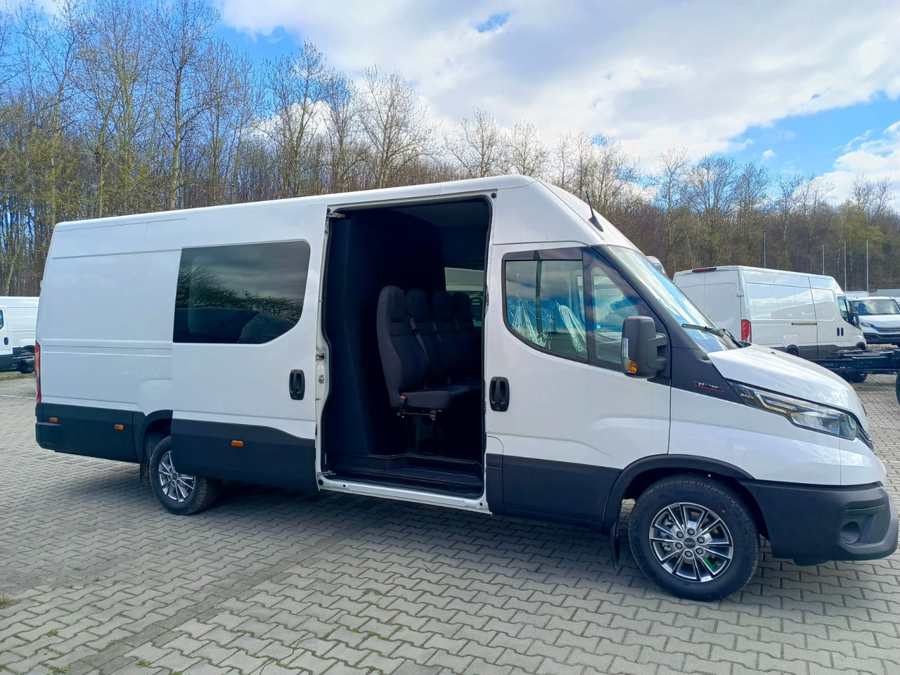 IVECO Daily 35 180 7-Sitzer - כלי רכב מסחרי לנוסעים, כלי רכב מסחרי קומבי: תמונה 2 IVECO Daily 35 180 7-Sitzer - כלי רכב מסחרי לנוסעים, כלי רכב מסחרי קומבי: תמונה 2