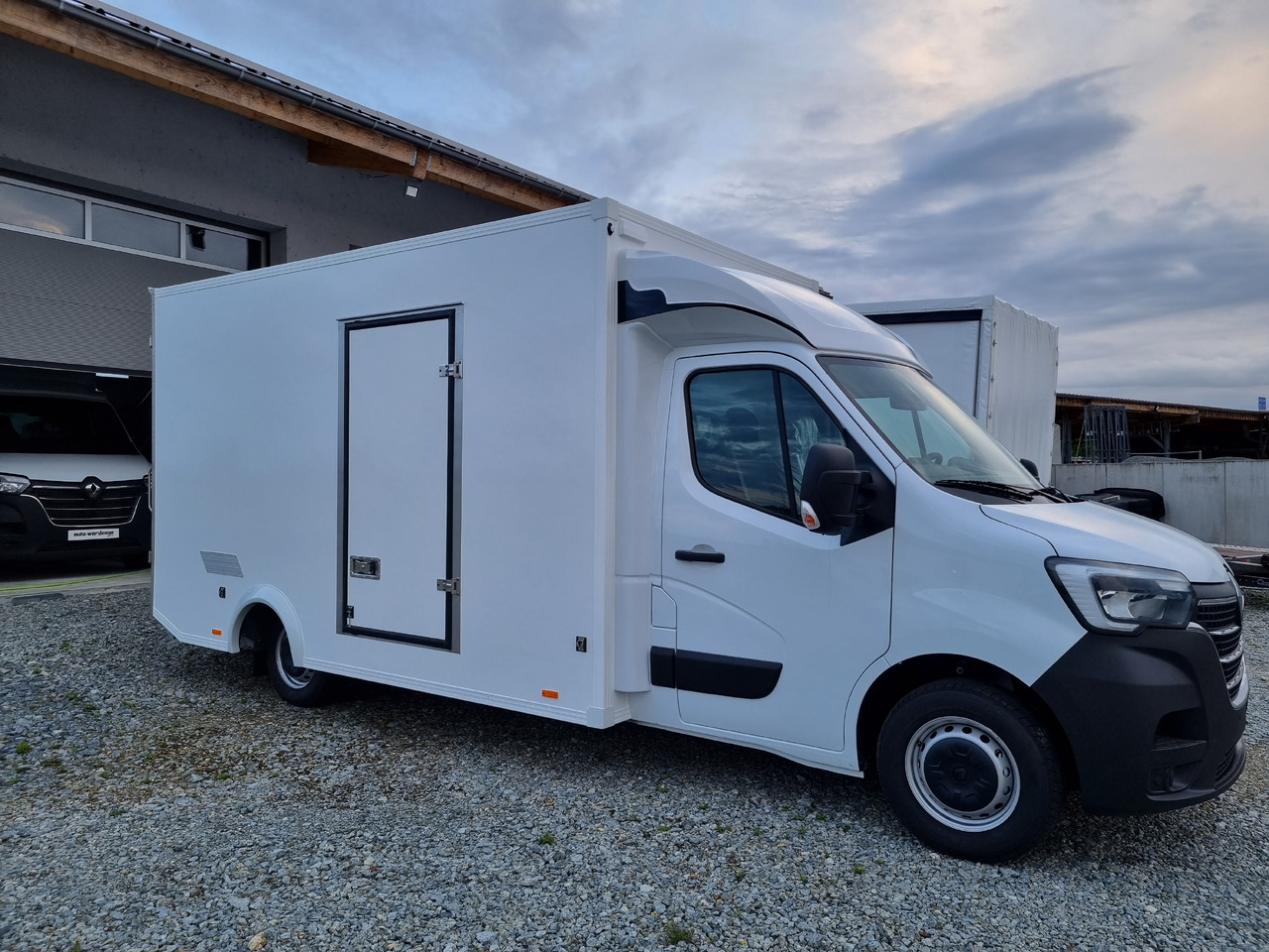 Renault Master 165 Koffer Platform Tiefrahmen - כלי רכב מסחרי עם תיבה: תמונה 2 Renault Master 165 Koffer Platform Tiefrahmen - כלי רכב מסחרי עם תיבה: תמונה 2