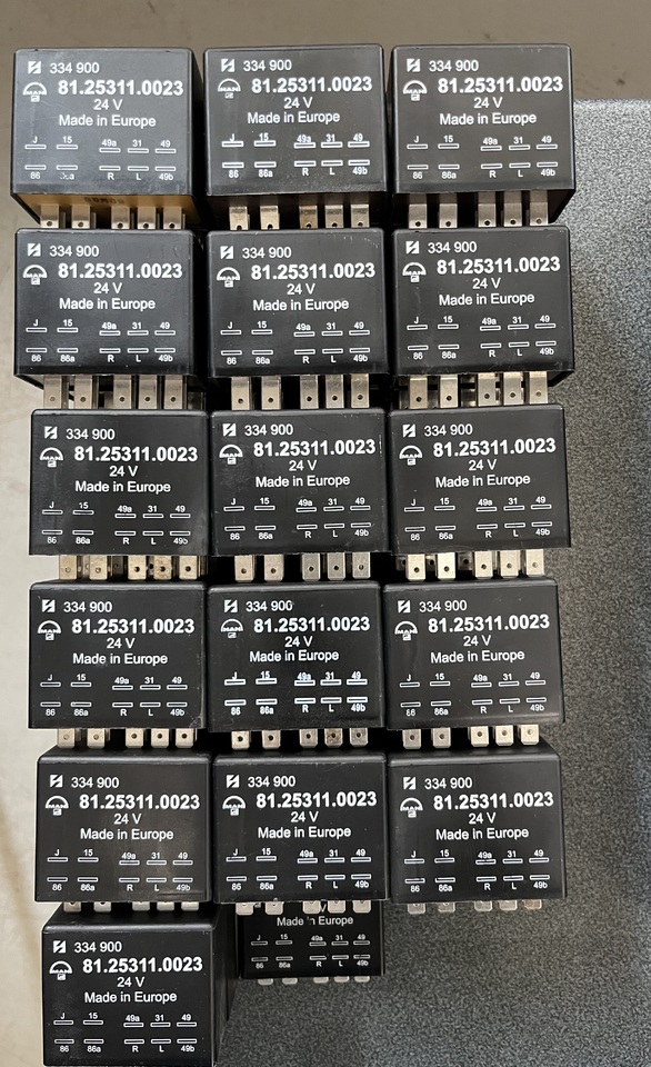 FLASHING-WIPING PULSE UNIT MAN F90,F2000 - מערכת חשמל עבור משאית: תמונה 3 FLASHING-WIPING PULSE UNIT MAN F90,F2000 - מערכת חשמל עבור משאית: תמונה 3
