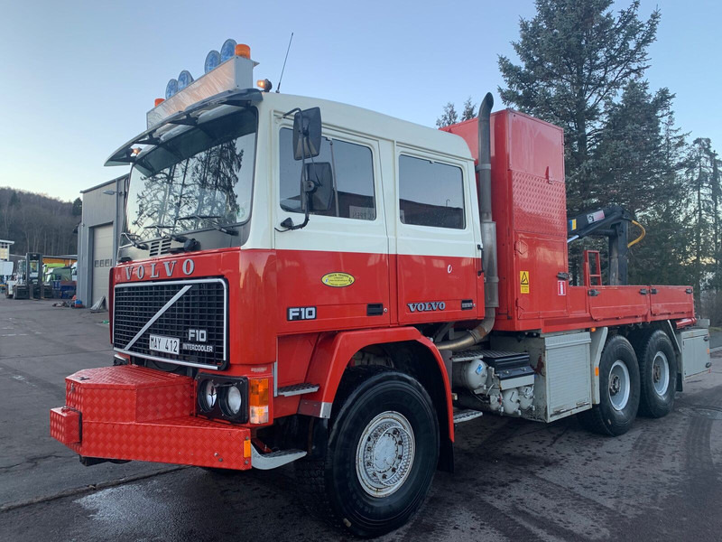 Volvo F10 6x6 with crane - משאית צד נופל/ שטוחה, משאית מנוף: תמונה 1 Volvo F10 6x6 with crane - משאית צד נופל/ שטוחה, משאית מנוף: תמונה 1