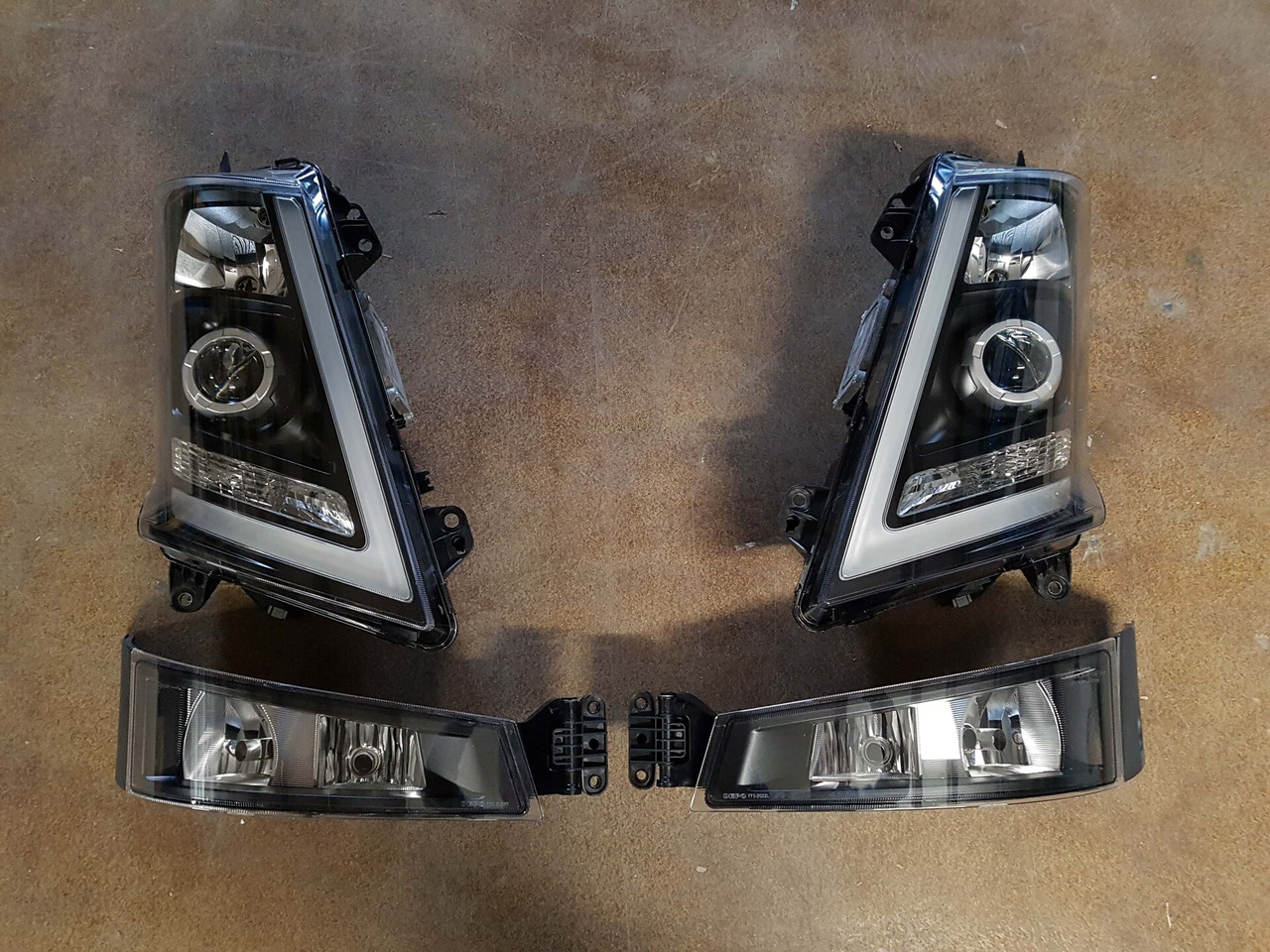 COMPLETE SET VOOR VOLVO FH4 (FH16 LOOK) DEPO XENON KOPLAMPEN + MISTLAMPEN LINKS EN RECHTS. 000126 - פנס ערפל עבור משאית: תמונה 1 COMPLETE SET VOOR VOLVO FH4 (FH16 LOOK) DEPO XENON KOPLAMPEN + MISTLAMPEN LINKS EN RECHTS. 000126 - פנס ערפל עבור משאית: תמונה 1