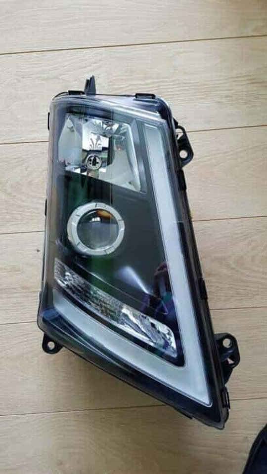 VO FH4 XENON KOPLAMP RH FH16 LOOK DEPO ZONDER BEDIENINGSEENHEID 21221145 - פנס קדמי עבור משאית: תמונה 1 VO FH4 XENON KOPLAMP RH FH16 LOOK DEPO ZONDER BEDIENINGSEENHEID 21221145 - פנס קדמי עבור משאית: תמונה 1
