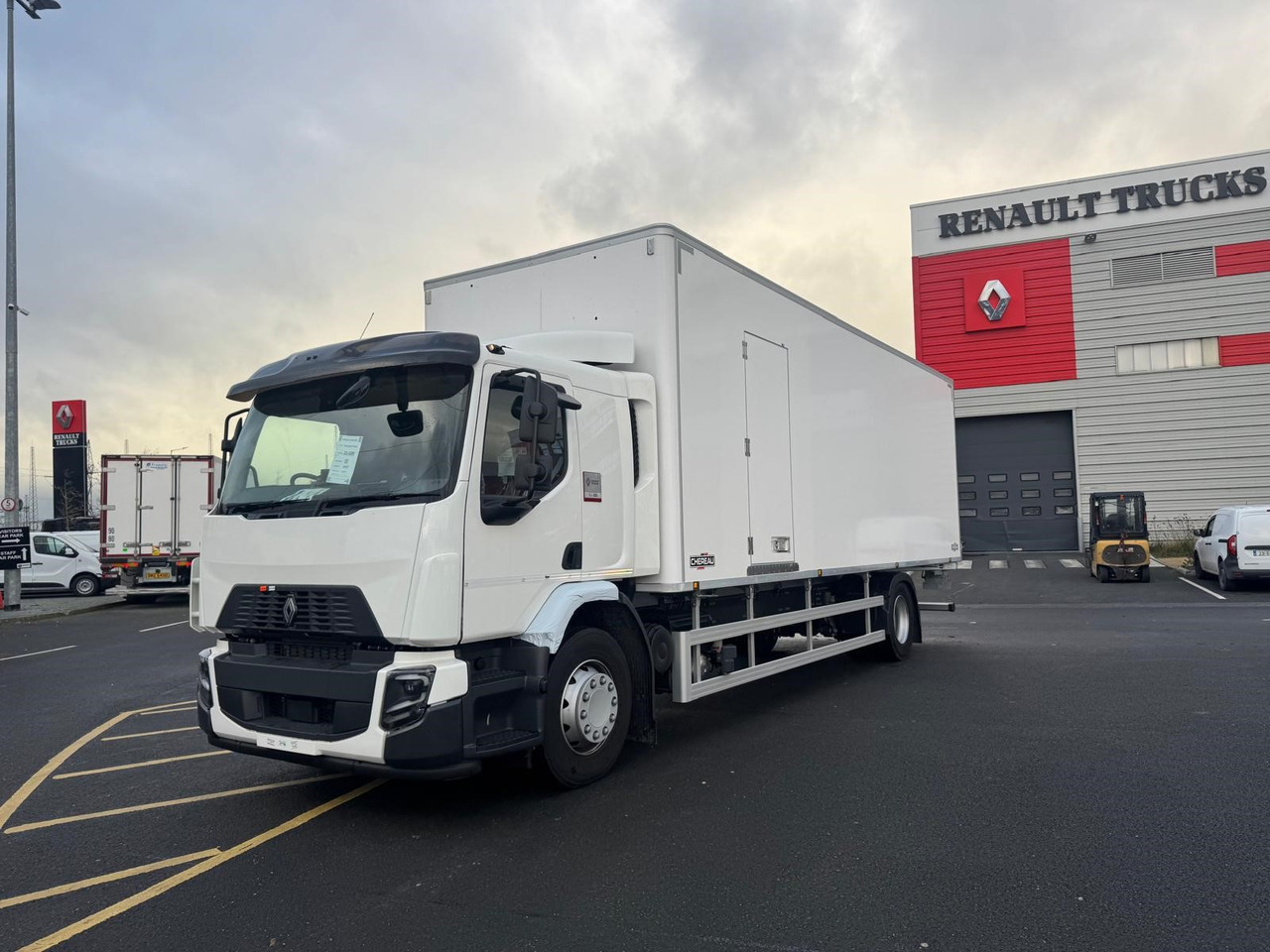 Renault Trucks D 18 Wide 4×2 with Chereau Body - משאית תיבה: תמונה 1 Renault Trucks D 18 Wide 4×2 with Chereau Body - משאית תיבה: תמונה 1
