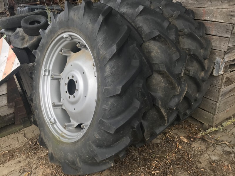 Stel wielen 14.9R38 Pirelli - חבילת גלגלים וצמיגים עבור מכונה חקלאית: תמונה 1 Stel wielen 14.9R38 Pirelli - חבילת גלגלים וצמיגים עבור מכונה חקלאית: תמונה 1