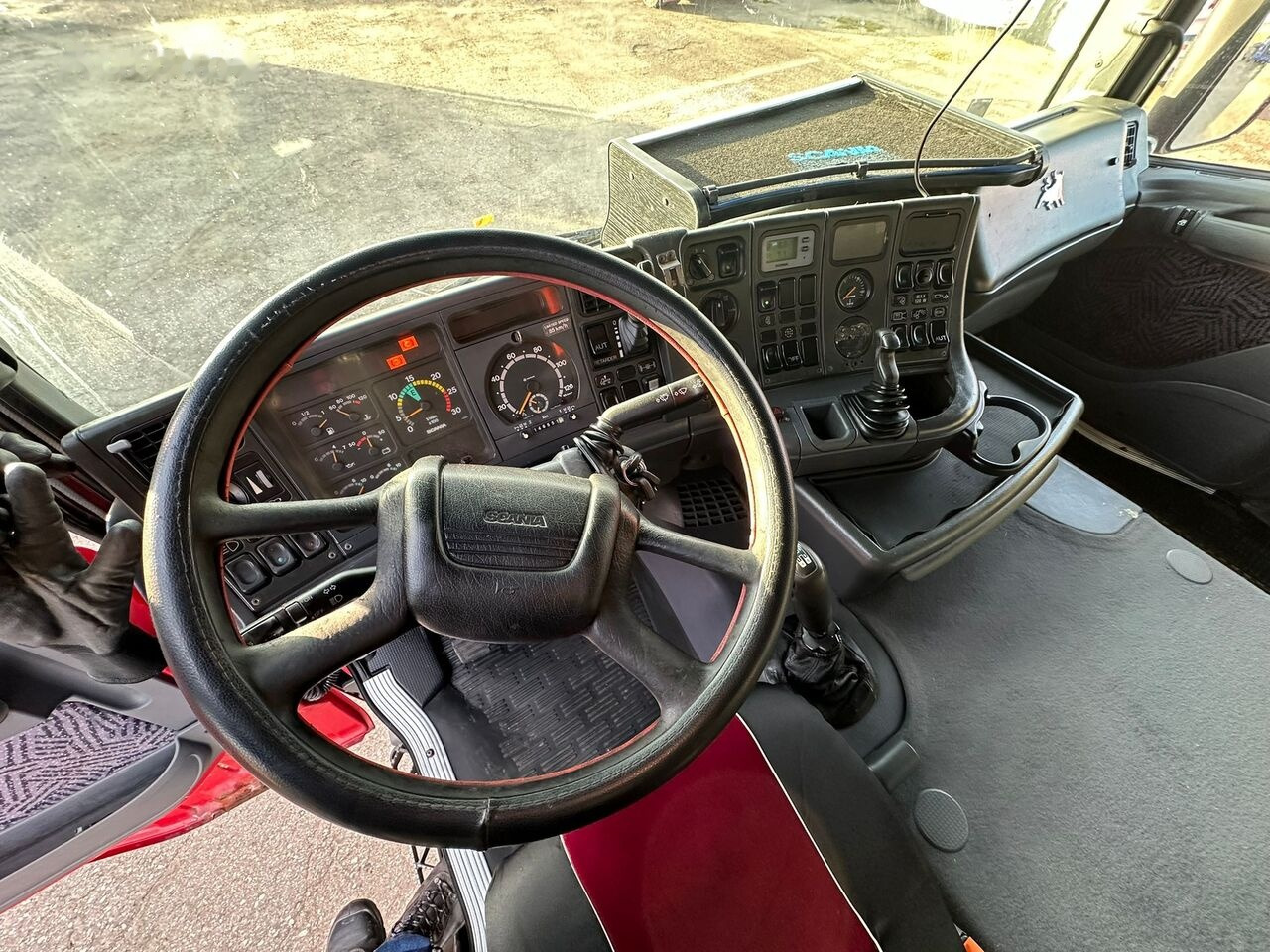 Interior photo 1: יחידת טרקטור Scania R124