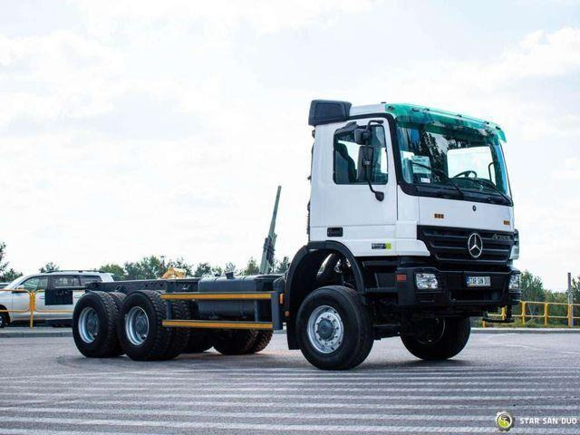 Mercedes-Benz 3332 AK 6x6 chassis cab - משאית עם שלדת תא, משאית מנוף: תמונה 2 Mercedes-Benz 3332 AK 6x6 chassis cab - משאית עם שלדת תא, משאית מנוף: תמונה 2