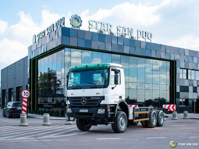 Mercedes-Benz 3332 AK 6x6 chassis cab - משאית עם שלדת תא, משאית מנוף: תמונה 1 Mercedes-Benz 3332 AK 6x6 chassis cab - משאית עם שלדת תא, משאית מנוף: תמונה 1