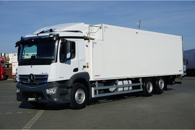 Mercedes-Benz ANTOS / 2535 / EURO 6 / CHŁODNIA + WINDA / 23 PALETY / OŚ SKRĘTN - משאית קירור: תמונה 1 Mercedes-Benz ANTOS / 2535 / EURO 6 / CHŁODNIA + WINDA / 23 PALETY / OŚ SKRĘTN - משאית קירור: תמונה 1