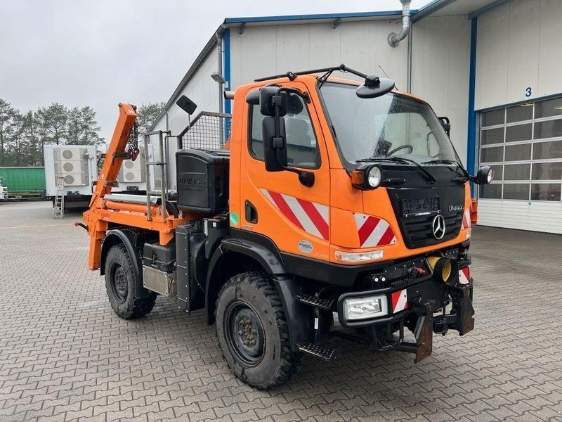 Mercedes-Benz Unimog U 20 4x4 Skip loader - משאית דילוג העמסה: תמונה 1 Mercedes-Benz Unimog U 20 4x4 Skip loader - משאית דילוג העמסה: תמונה 1