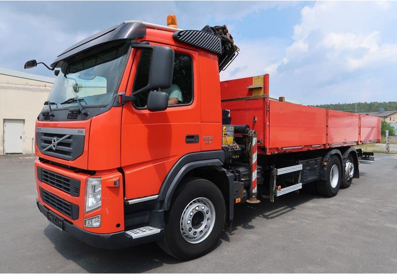 Volvo FM 330 6x2 - משאית צד נופל/ שטוחה, משאית מנוף: תמונה 2 Volvo FM 330 6x2 - משאית צד נופל/ שטוחה, משאית מנוף: תמונה 2