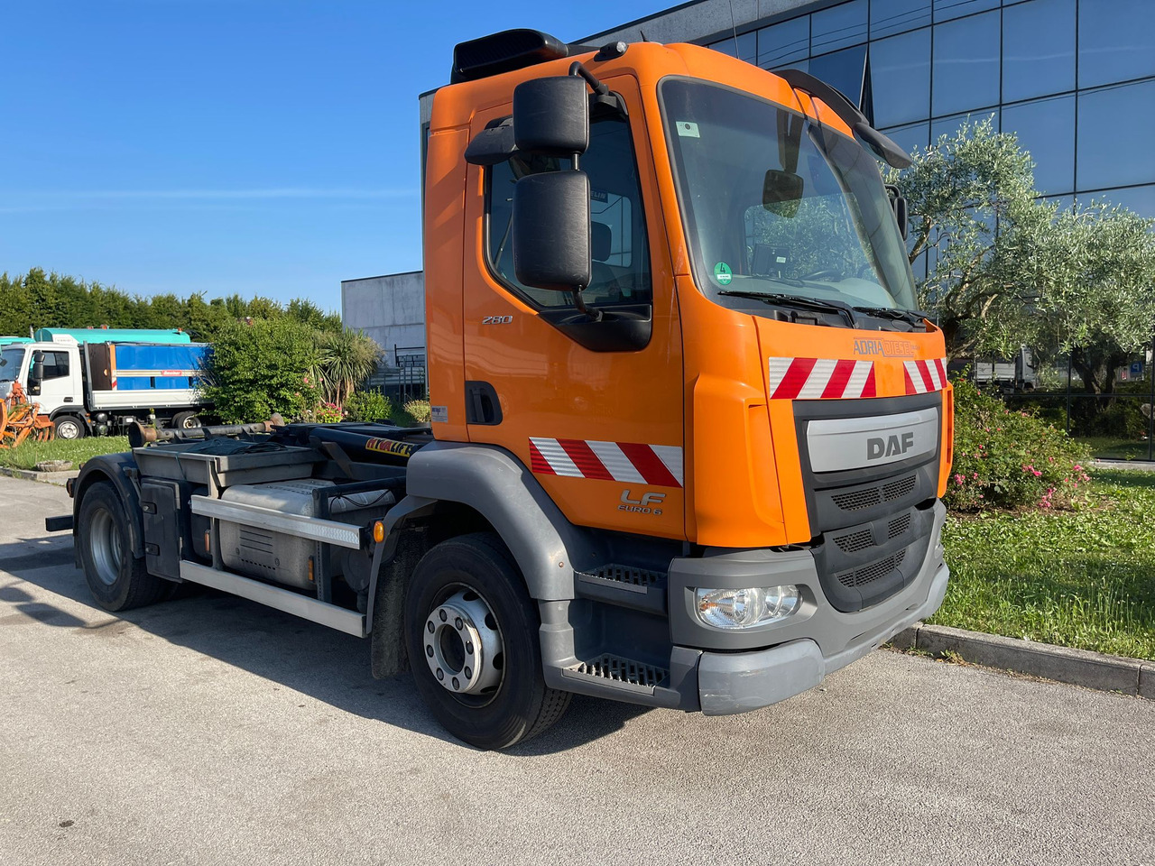 DAF LF280LE - משאית הרמת וו: תמונה 2 DAF LF280LE - משאית הרמת וו: תמונה 2