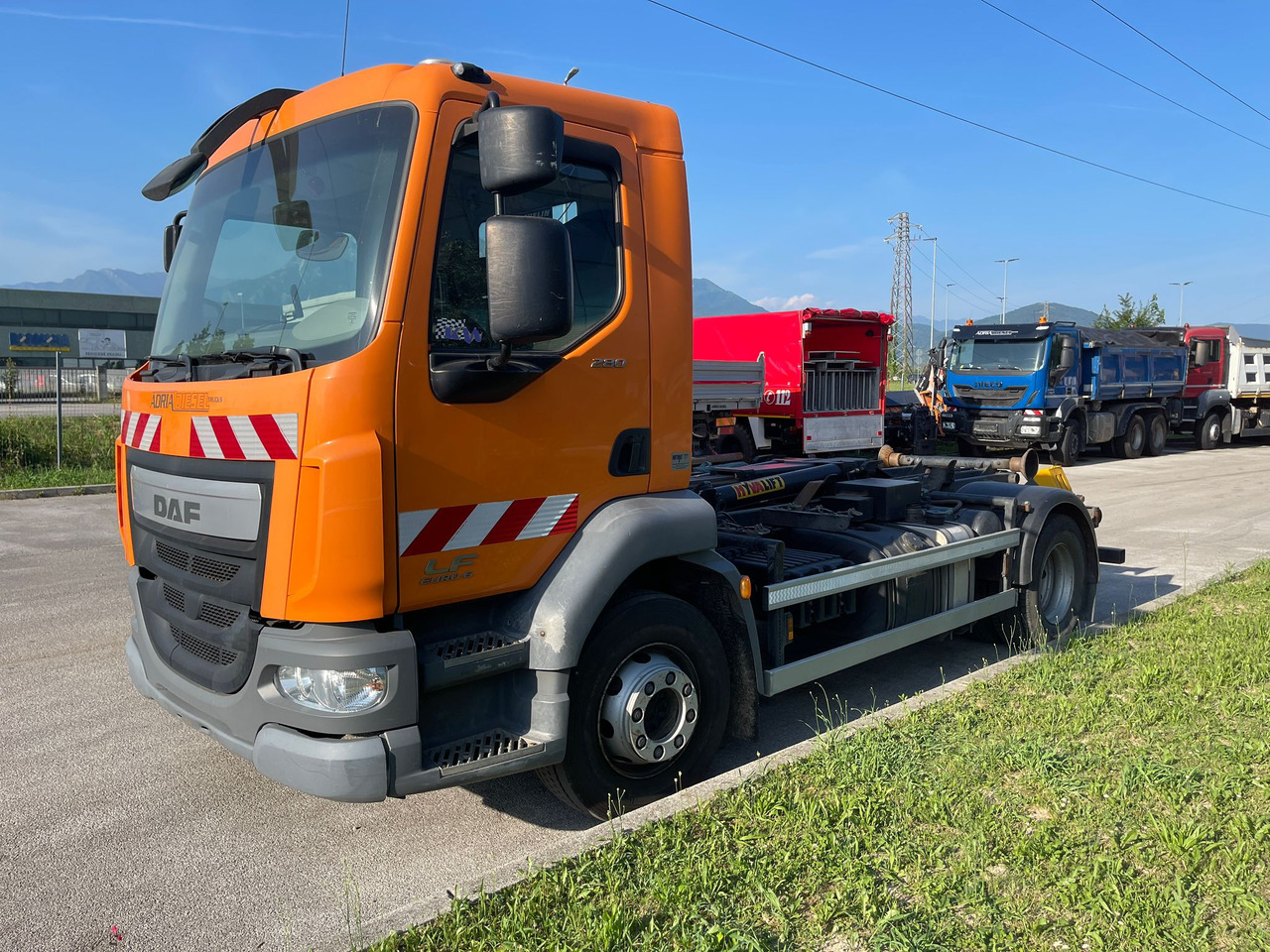 DAF LF280LE - משאית הרמת וו: תמונה 1 DAF LF280LE - משאית הרמת וו: תמונה 1