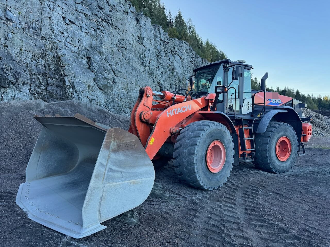 Hitachi ZW310 - מעמיס גלגלים: תמונה 1 Hitachi ZW310 - מעמיס גלגלים: תמונה 1