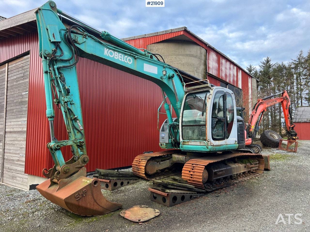 Kobelco sk135SRLC m/ pusseskuffe og graveskuffe - מחפר סורק: תמונה 1 Kobelco sk135SRLC m/ pusseskuffe og graveskuffe - מחפר סורק: תמונה 1