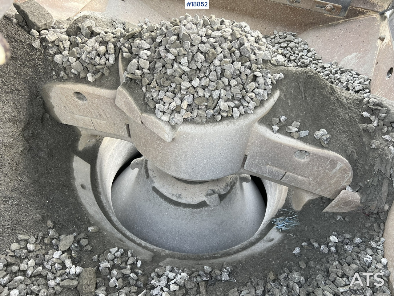 מגרסה ניידת Metso Lokotrack LT220D Finknuser m/ sikt, matekasse og transportbånd: תמונה 18