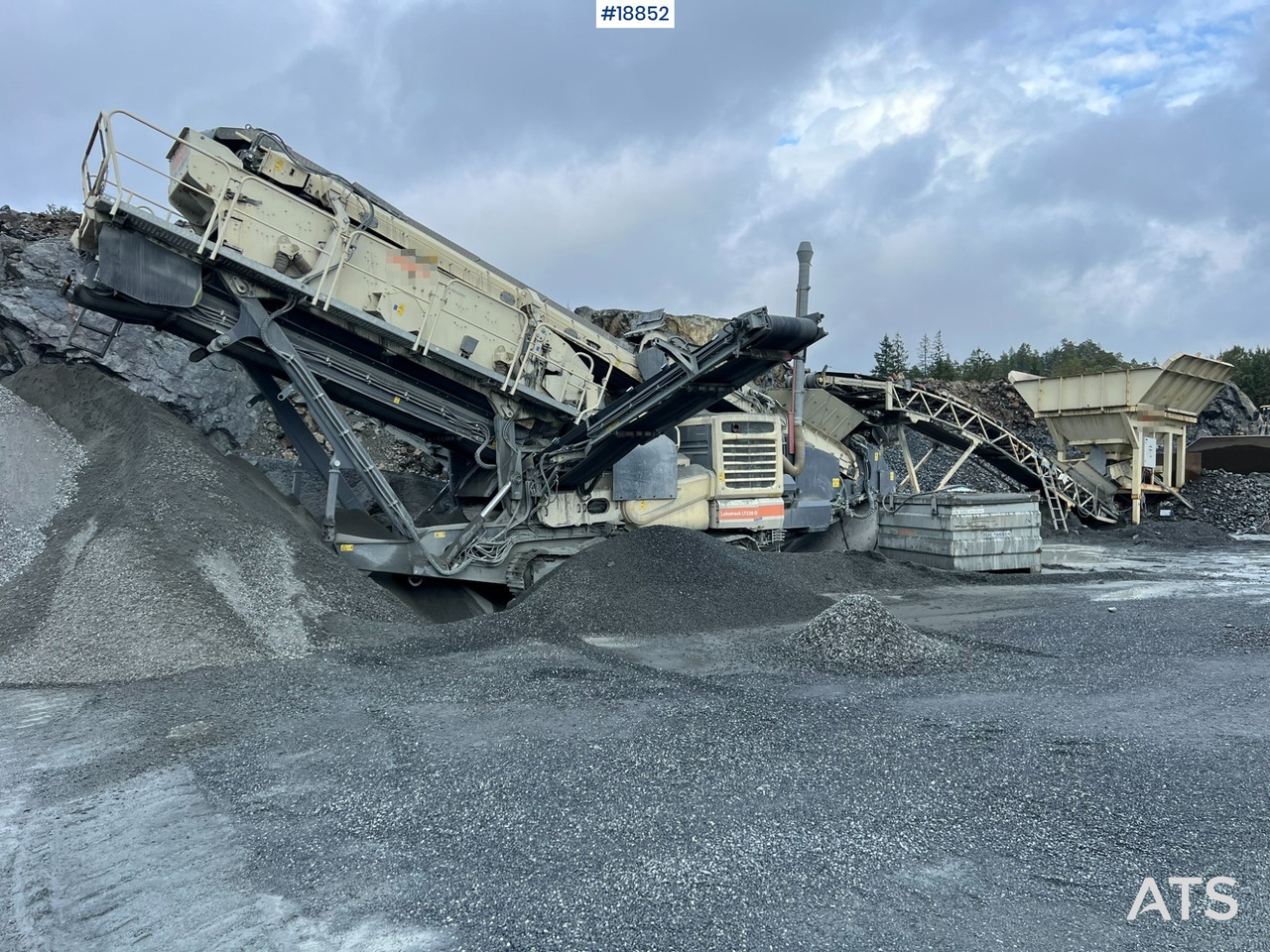 מגרסה ניידת Metso Lokotrack LT220D Finknuser m/ sikt, matekasse og transportbånd: תמונה 9
