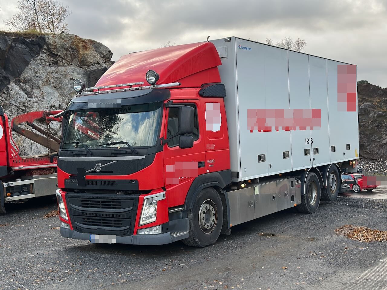 Volvo FM 500 6x2 skapbil m/ full sideåpning og lift. - משאית תיבה: תמונה 1 Volvo FM 500 6x2 skapbil m/ full sideåpning og lift. - משאית תיבה: תמונה 1
