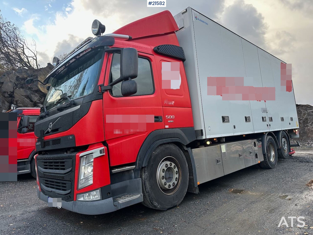 Volvo FM 500 6x2 skapbil m/ full sideåpning og lift. - משאית תיבה: תמונה 2 Volvo FM 500 6x2 skapbil m/ full sideåpning og lift. - משאית תיבה: תמונה 2