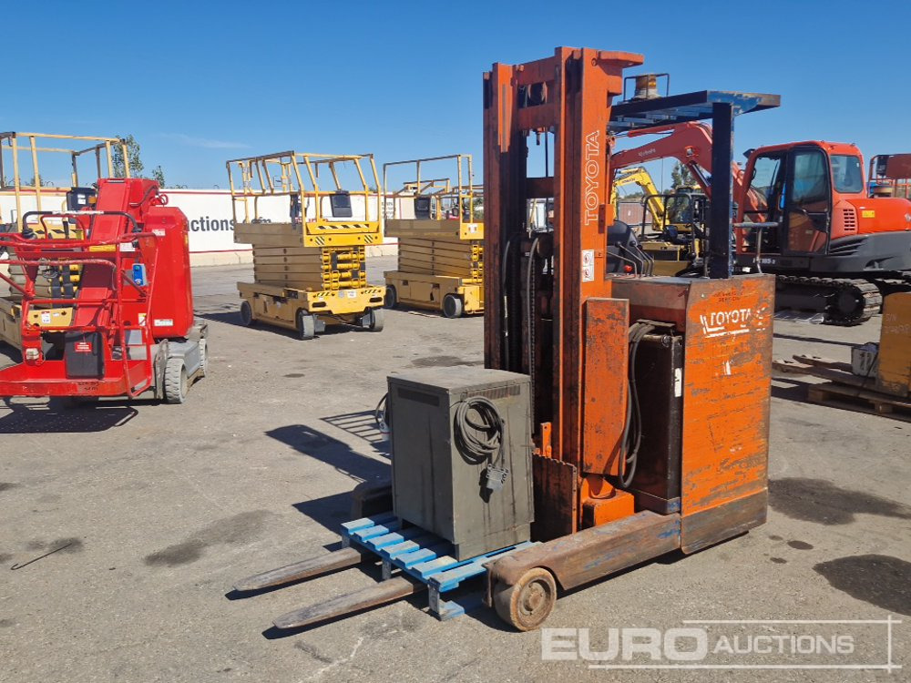 Toyota 16 1.6 Ton Electric Reach Forklift, 3 Mast, Forks, Charger - מלגזה: תמונה 4 Toyota 16 1.6 Ton Electric Reach Forklift, 3 Mast, Forks, Charger - מלגזה: תמונה 4