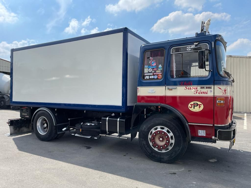 Camion SAVIEM SM 240 - משאית תיבה: תמונה 2 Camion SAVIEM SM 240 - משאית תיבה: תמונה 2