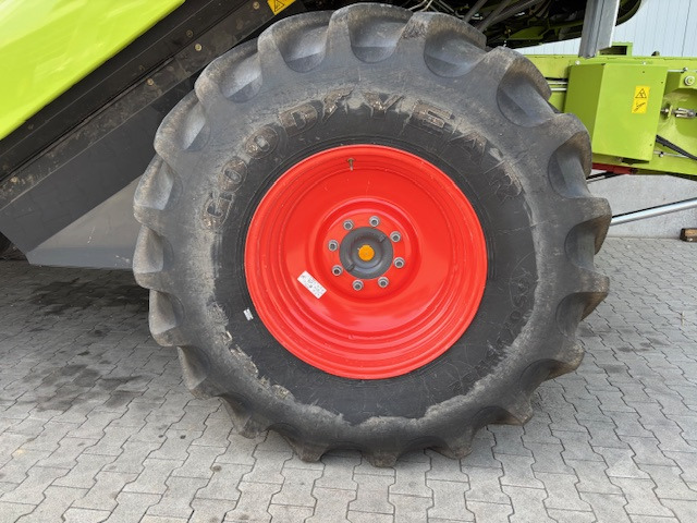 מקצרת קומבינה Claas Tucano 320: תמונה 16