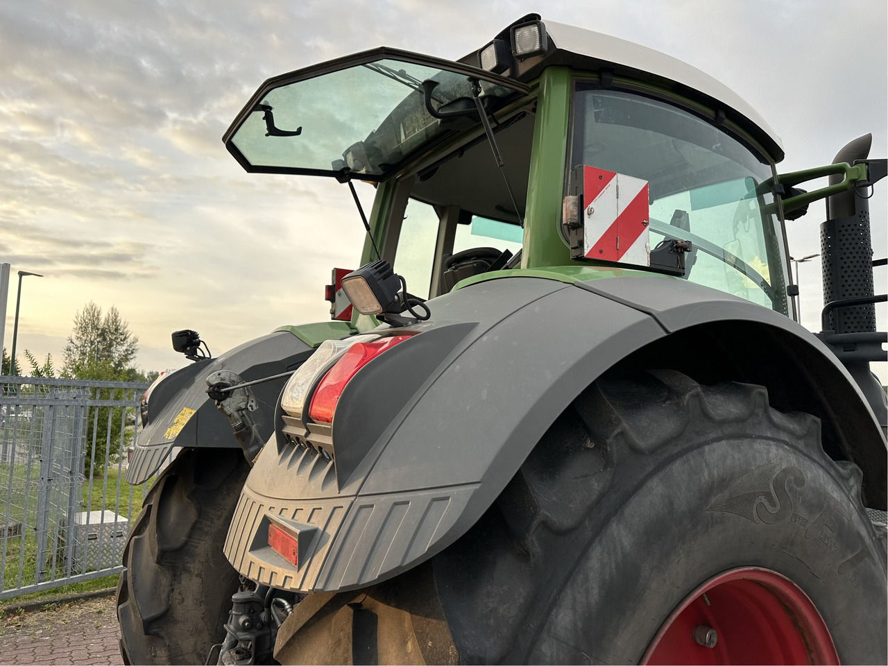 Fendt 828 Vario S4 - טרקטור חקלאי: תמונה 3 Fendt 828 Vario S4 - טרקטור חקלאי: תמונה 3