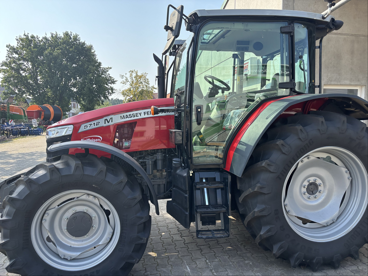 Massey Ferguson 5712M 4WD Cab Essential - טרקטור חקלאי: תמונה 3 Massey Ferguson 5712M 4WD Cab Essential - טרקטור חקלאי: תמונה 3