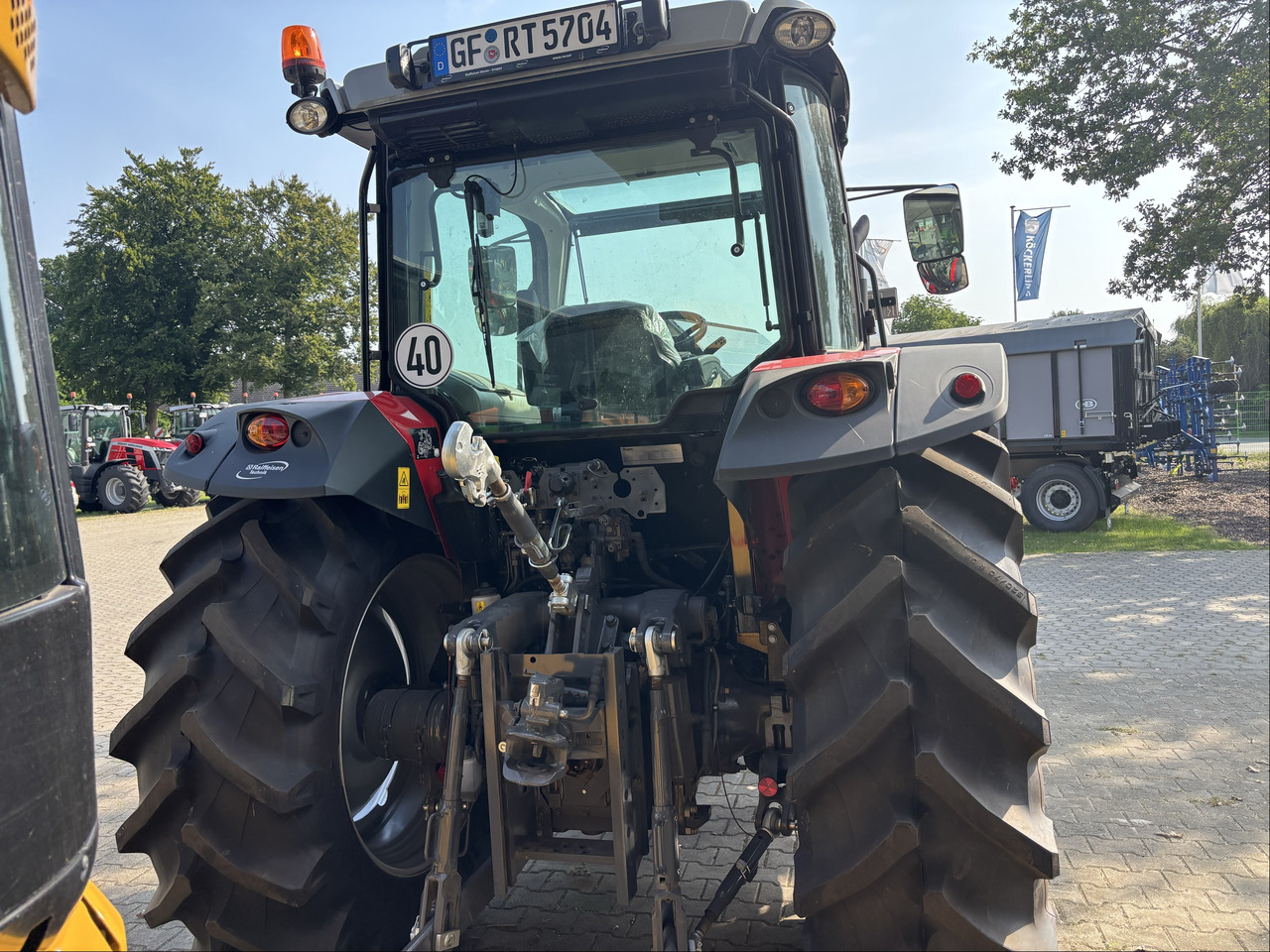 Massey Ferguson 5712M 4WD Cab Essential - טרקטור חקלאי: תמונה 4 Massey Ferguson 5712M 4WD Cab Essential - טרקטור חקלאי: תמונה 4