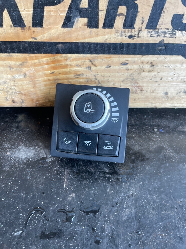 RENAULT SWITCH LIGHT 7421995058 - תא ופנים הרכב עבור משאית: תמונה 1 RENAULT SWITCH LIGHT 7421995058 - תא ופנים הרכב עבור משאית: תמונה 1
