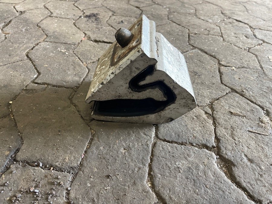 SCANIA VIBRATION DAMPER, ENGINE SUSPENSION - מתלה עבור משאית: תמונה 1 SCANIA VIBRATION DAMPER, ENGINE SUSPENSION - מתלה עבור משאית: תמונה 1