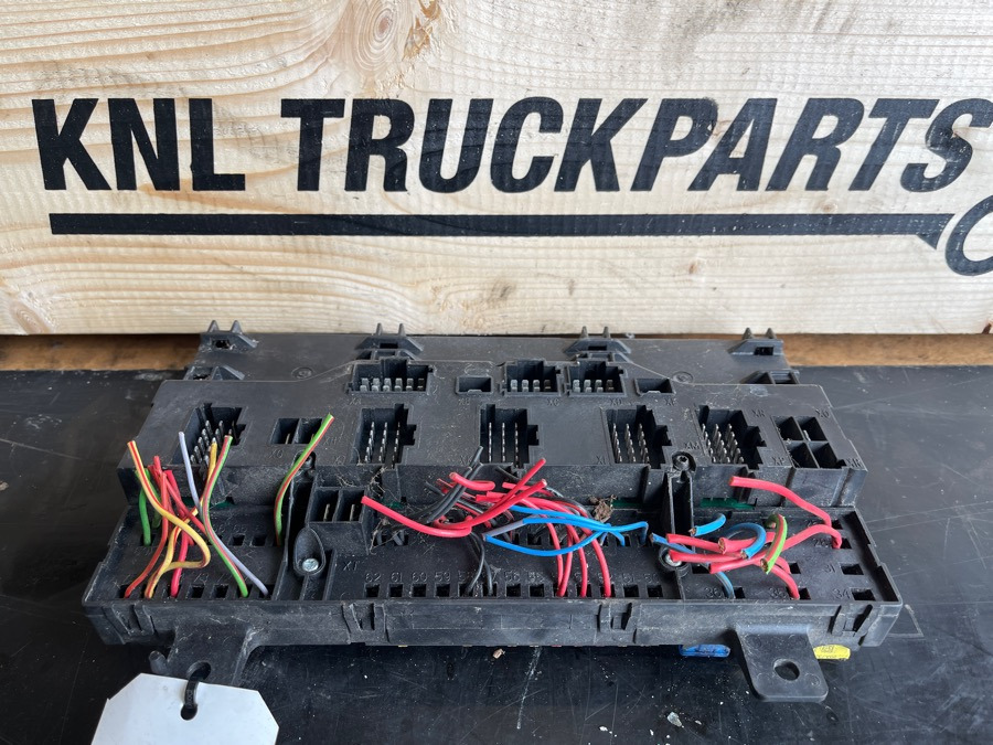 VOLVO FUSE AND RELAY CENTRE 20568055 - מערכת חשמל עבור משאית: תמונה 2 VOLVO FUSE AND RELAY CENTRE 20568055 - מערכת חשמל עבור משאית: תמונה 2