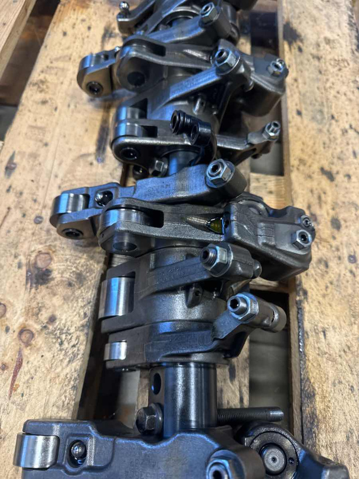 VOLVO ROLLER ASSY D16K - מנוע וחלקים עבור משאית: תמונה 2 VOLVO ROLLER ASSY D16K - מנוע וחלקים עבור משאית: תמונה 2