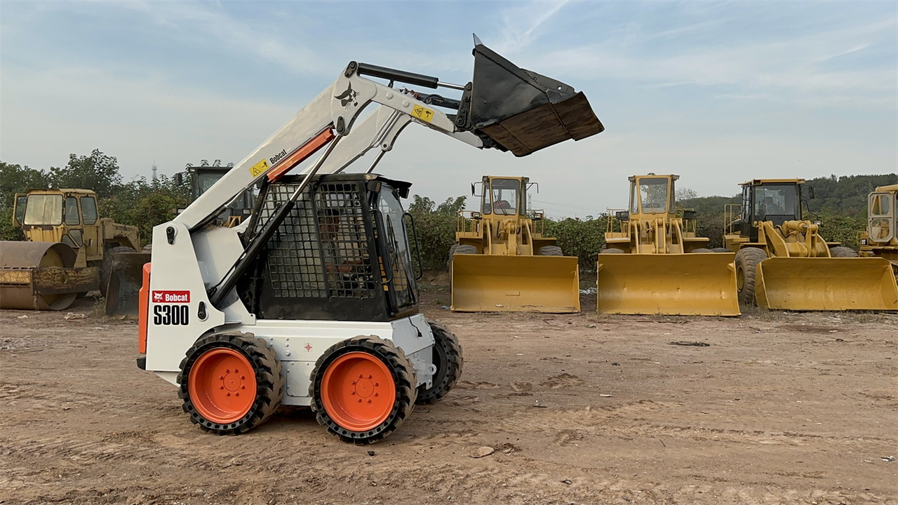 BOBCAT S300 - מעמיס היגוי החלקה: תמונה 1 BOBCAT S300 - מעמיס היגוי החלקה: תמונה 1